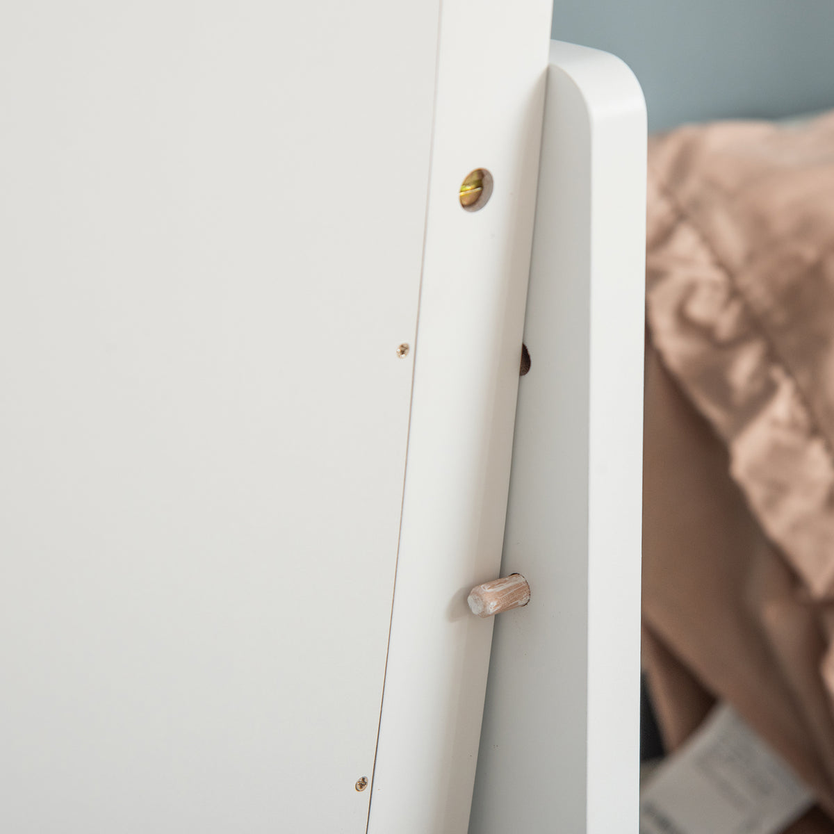 HOMCOM Ovaler freistehender Spiegel im Shabby Chic-Stil mit verstellbarer Neigung, Maße 48L x 46B x 147H cm - MDF Weiß