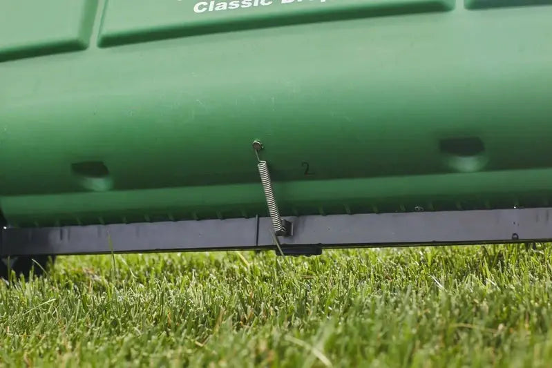 Scotts Turf Builder Classic Drop Spreader – Precise Manual Broadcast for Seed & Fertilizer