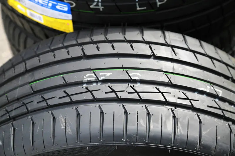 Set of 4 x 285/35R21 ZR 105Y XL All-Season Performance Tires – Large-Diameter, High-Grip Option for Modern Performance SUVs