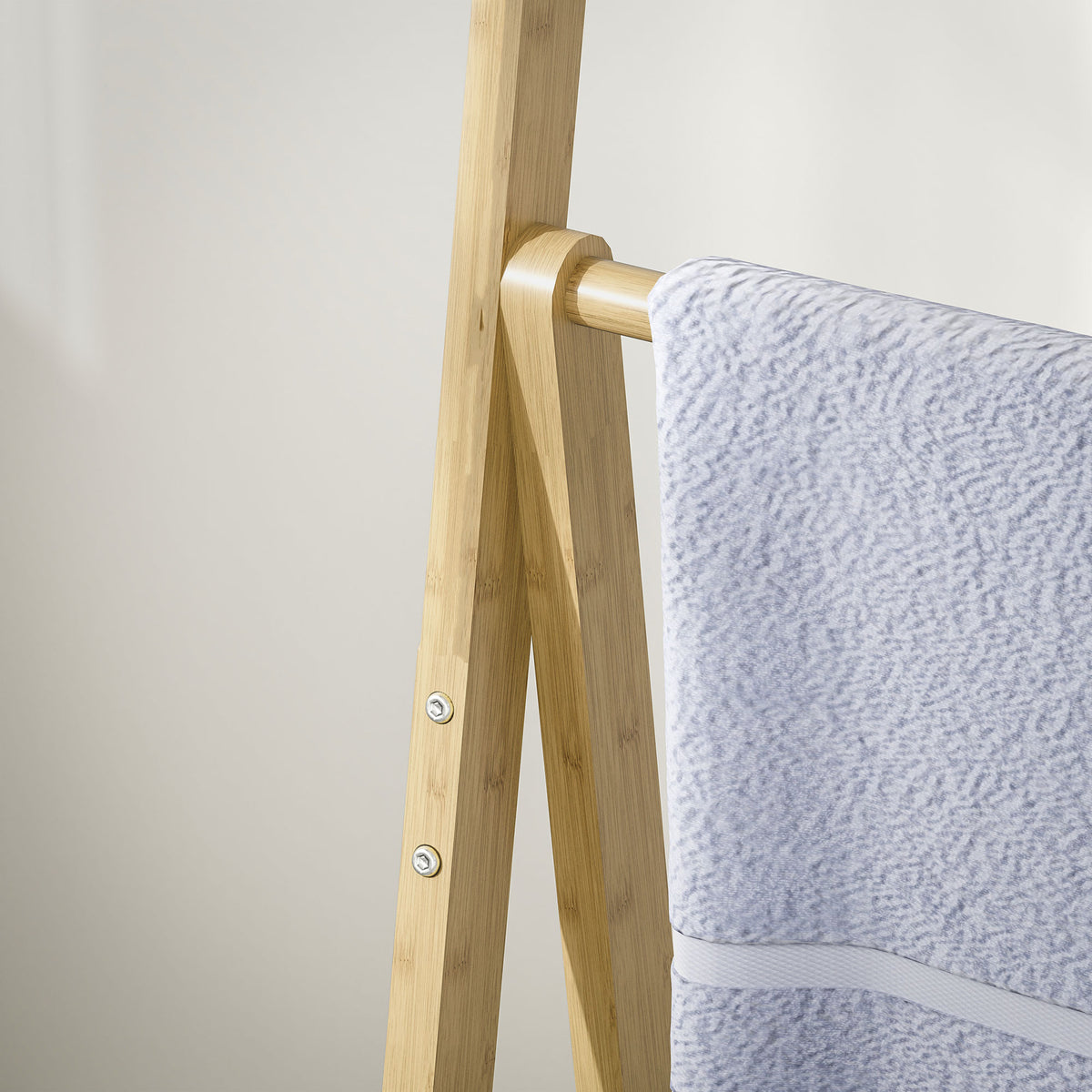 HOMCOM Badezimmerregal 3 Regale mit 3 Handtuchstangen, freistehend und klappbar aus Bambus