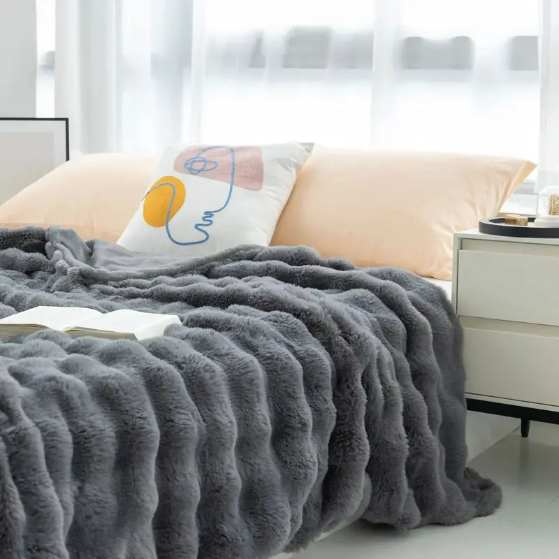 Reversible Textured Throw Blanket – Dual-Sided Bubble-Knit Design