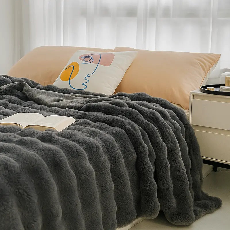 Reversible Textured Throw Blanket – Dual-Sided Bubble-Knit Design